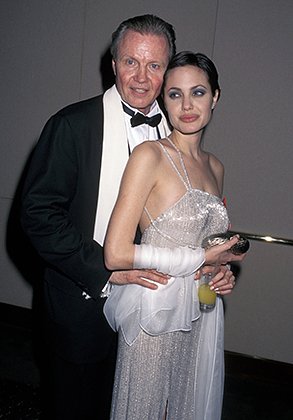 Анджелина Джоли с отцом, актером Джоном Войтом, 1998 год