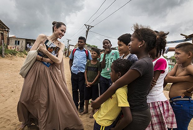 Анджелина Джоли с гуманитарной миссий в Колумбии, 2019 год. Фото: Andrew McConnell / UNHCR via Getty Images