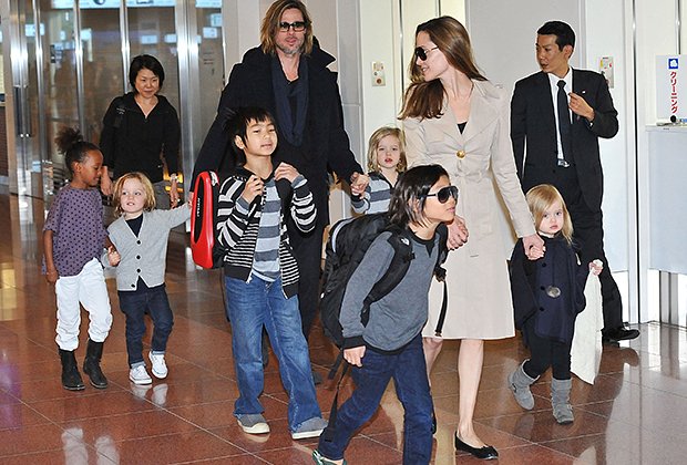 Анджелина Джоли и Брэд Питт с детьми, 2011 год