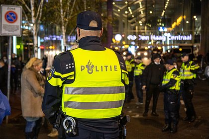 Полицейские начали задерживать протестующих активистов в Гааге