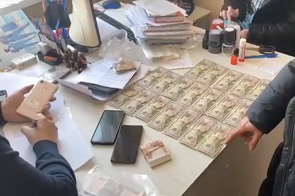 Полицейские задержали двух россиян за сбыт фальшивых долларов
