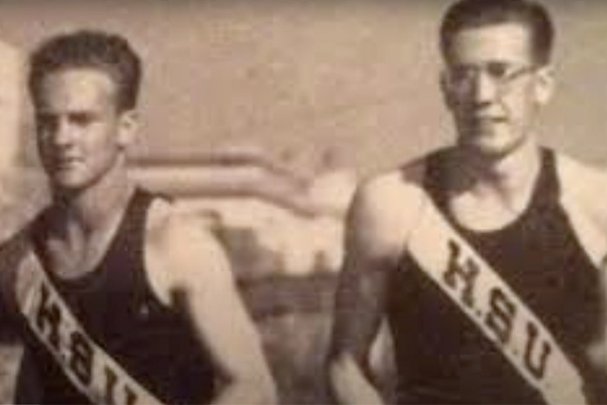 Дойл Брансон (справа) во время забега, 1950 год