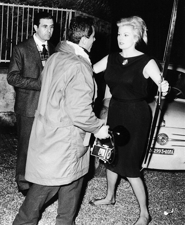 Анита Экберг с луком в руках общается с фотографами, 16 октября 1960 года