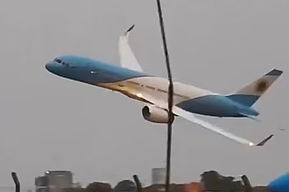 Пилот выполнил опасный трюк на новом президентском самолете и попал на видео