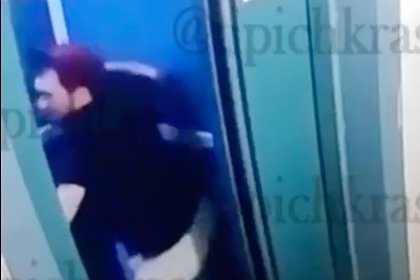 В российском городе мужчина до крови избил школьника в лифте и попал на видео