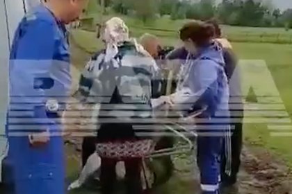 Россиянина повезли к врачам скорой в строительной тачке из-за аварийного моста