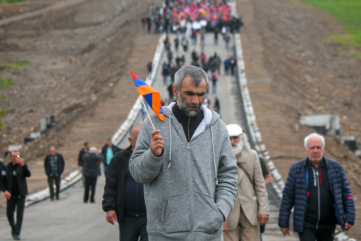 Участники протестной акции на армянско-азербайджанской границе, Сюникская область, Армения, 20 мая 2023 года