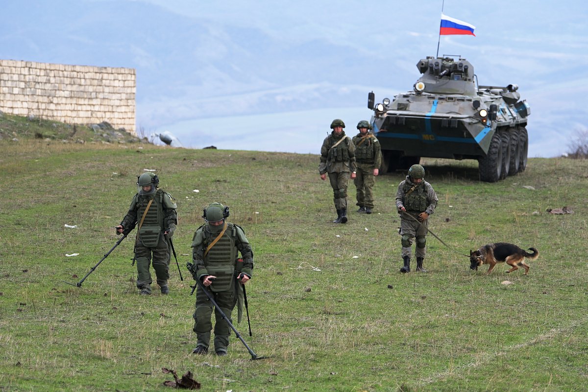 Российские военнослужащие подразделения гуманитарного разминирования обследуют территорию в Нагорном Карабахе, 10 ноября 2021 года