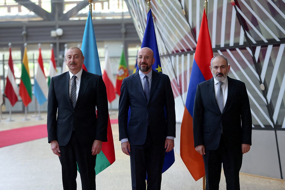 Президент Азербайджана Ильхам Алиев (слева), премьер-министр Армении Никол Пашинян (справа) и председатель Европейского совета Шарль Мишель в Брюсселе, Бельгия, 14 мая 2023 года