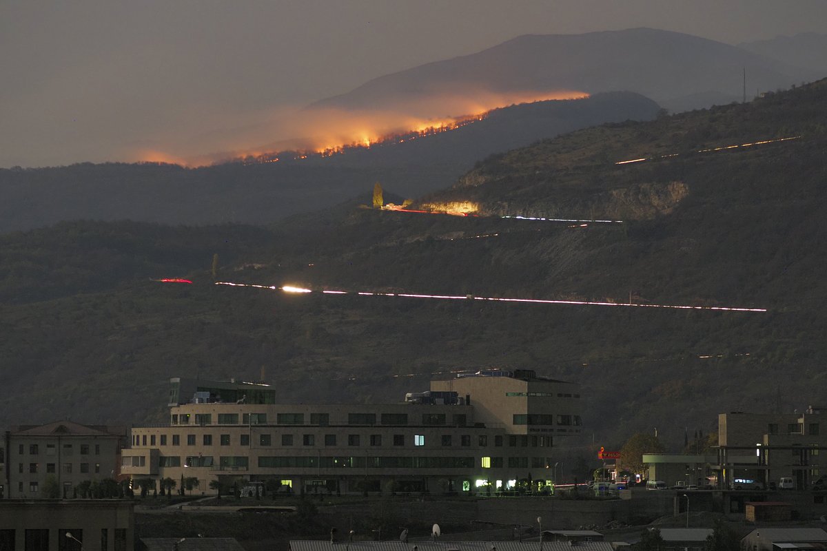Пожар в горном лесу, вспыхнувший из-за обстрелов в ходе вооруженного конфликта в Нагорном Карабахе, окрестности Степанакерта, 23 сентября 2021 года