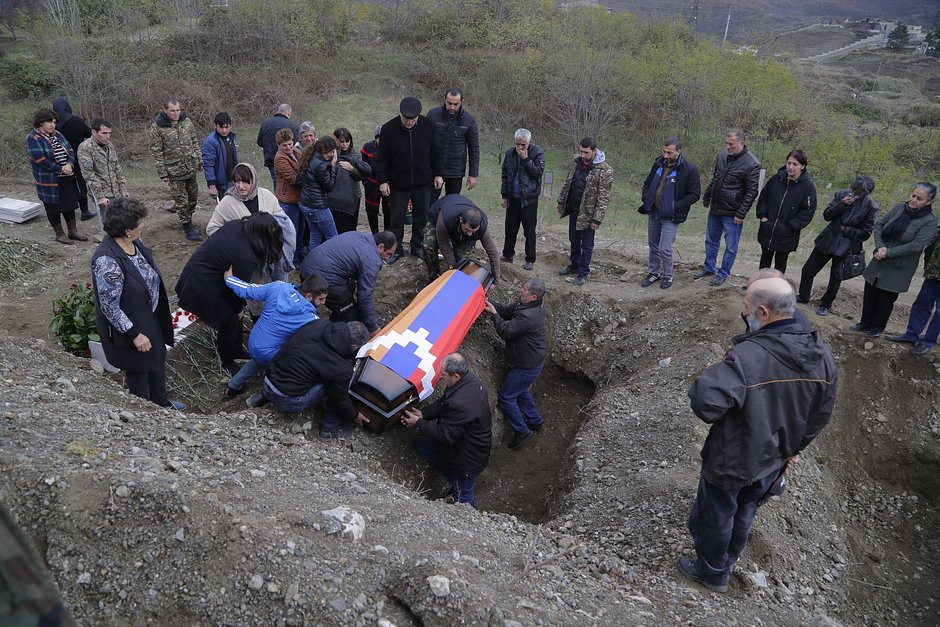 Похороны солдата Армии обороны НКР Мхитара Бегларяна в Степанакерте, 15 ноября 2020 года