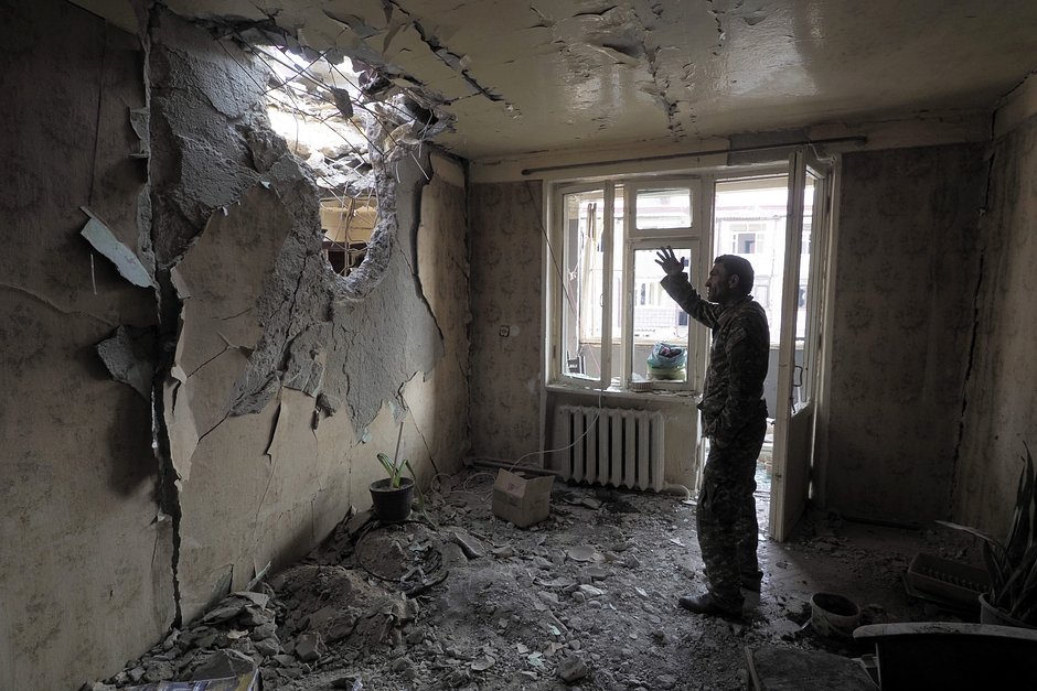 Житель Степанакерта в своей квартире, пострадавшей от обстрелов во время военного конфликта в Нагорном Карабахе, 3 ноября 2020 года