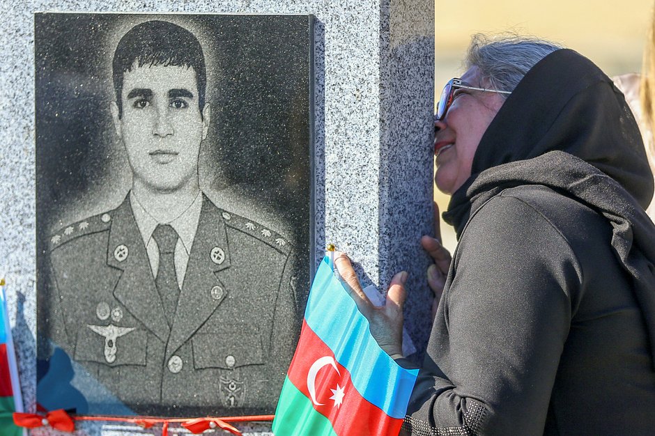 Женщина на кладбище у памятника азербайджанскому военнослужащему, погибшему во время конфликта в Нагорном Карабахе, 27 сентября 2021 года