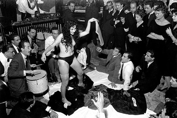 Актриса Айше Нана танцует стриптиз в римском ресторане «Ругантино», 1958 год