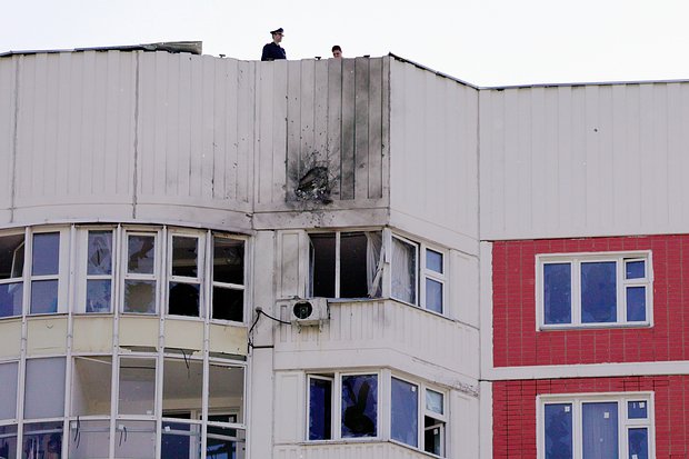 Последствия попадания БПЛА в дом №11 на улице Атласова. Фото: Виталий Смольников / ТАСС