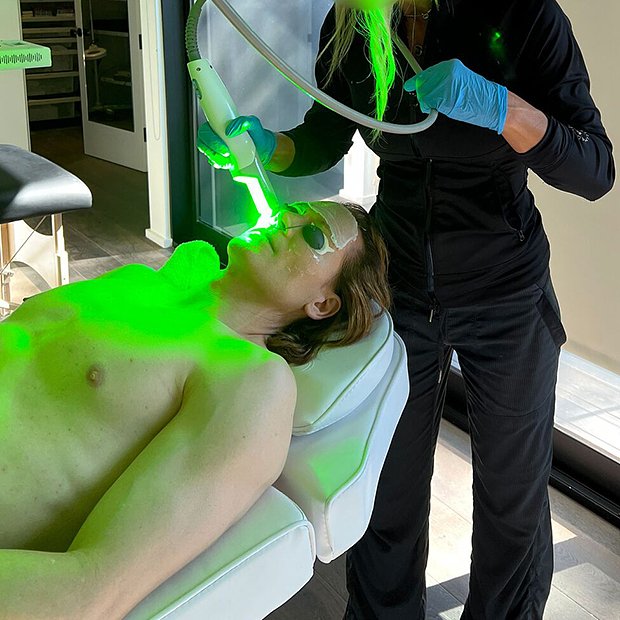 Брайан Джонсон во время процедуры лазерной терапии кожи