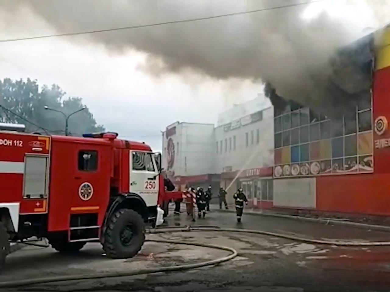 В Подмосковье загорелся ТЦ на площади 80 квадратных метров: Происшествия:  Россия: Lenta.ru