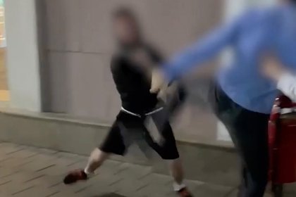 Российский подросток подрался с охранником KFC и попал на видео
