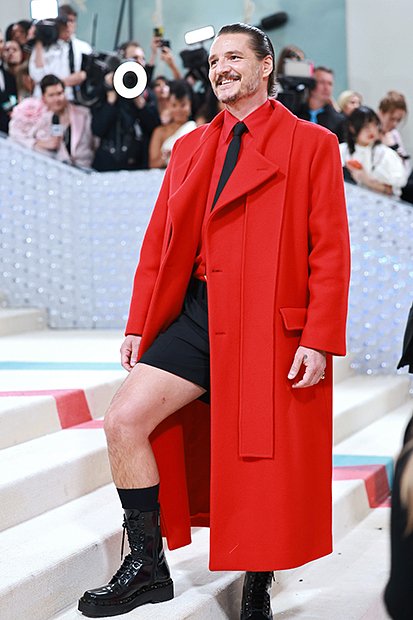 На посвященном памяти Карла Лагерфельда балу MET Gala 2023 Паскаль удивил зрителей сочетанием красного пальто и шортов