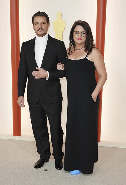 На церемонии «Оскар»-2023 Педро сопровождал свою старшую сестру Хавьеру Бальмаседу