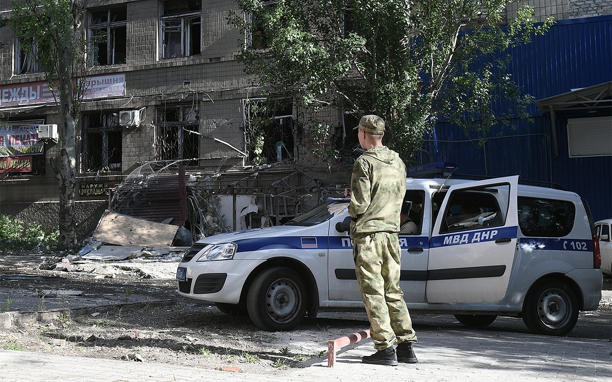 Сотрудники МВД ДНР на месте обстрела ВСУ в центре Донецка