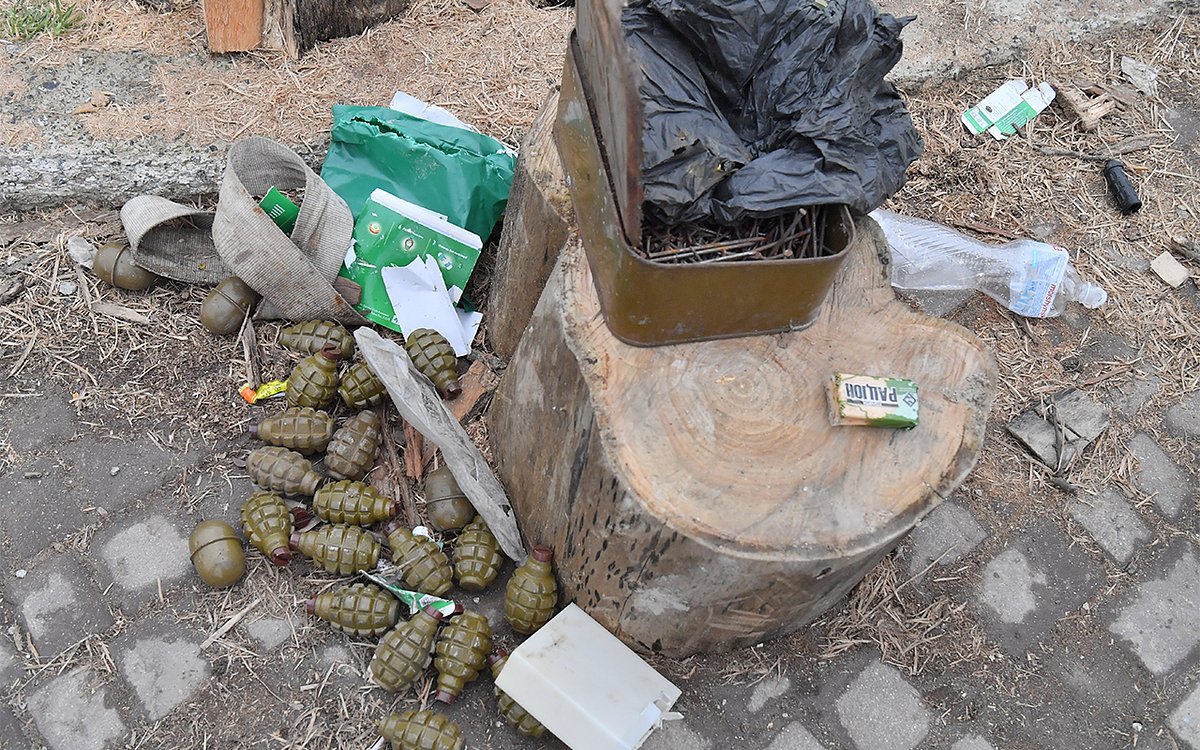 Боеприпасы, обнаруженные в одном из домов освобожденного села Бердянское в ДНР