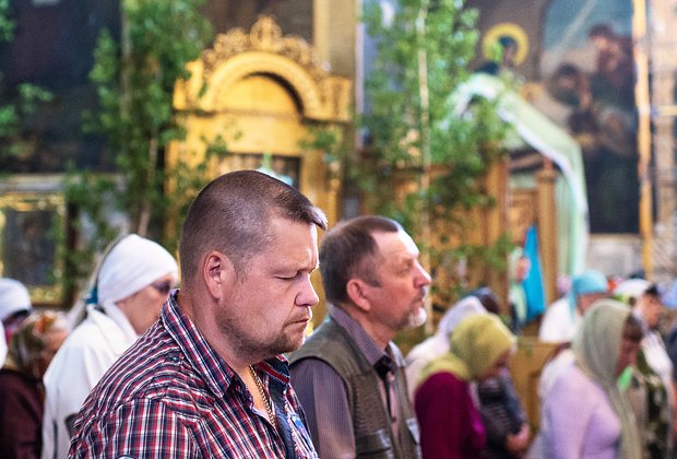 Церковное убранство на Троицу - зелень и цветы