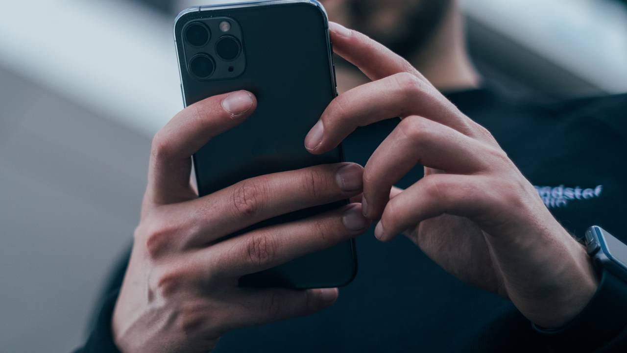 Apple исправила уязвимость в iOS 16.6, которая использовалась хакерами для взлома айфонов. Её обнаружила Лаборатория Касперского