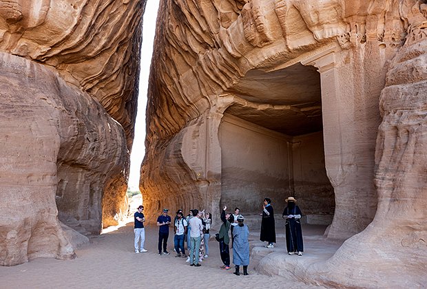 Туристы на экскурсии по древнему набатейскому городищу Хегра в Аль-Уле