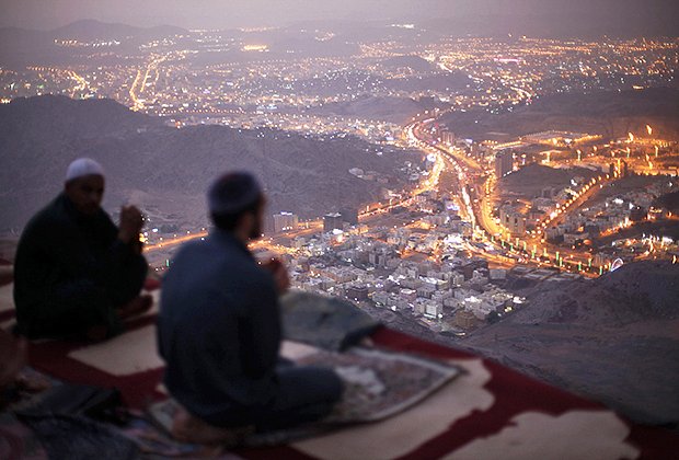 Мусульманские паломники на вершине горы Тор в священном городе Мекка