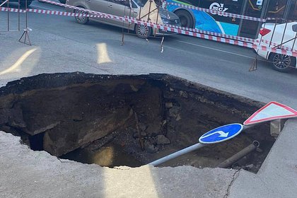 Огромная дыра появилась на асфальте в российском городе