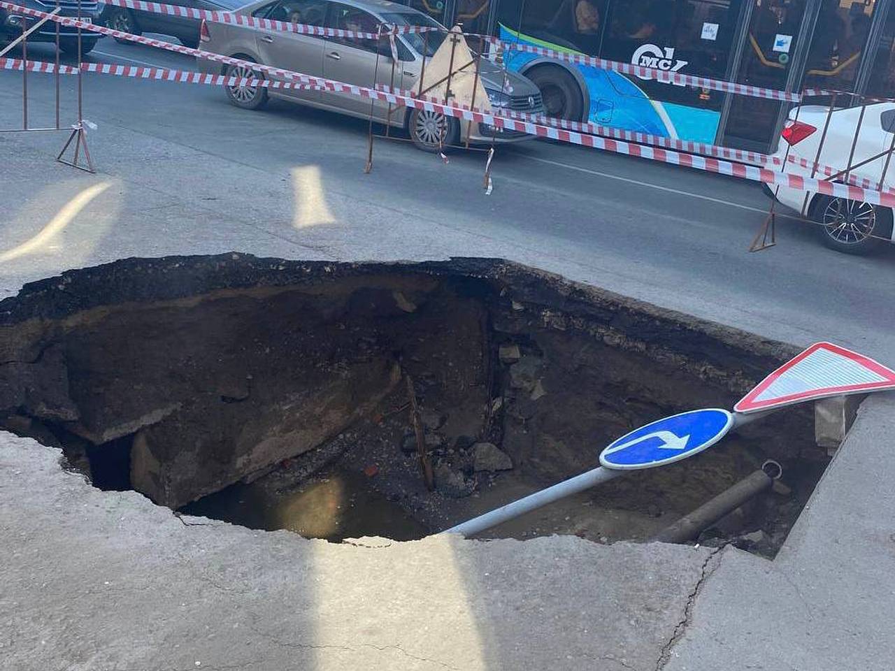 Огромная дыра появилась на асфальте в российском городе: Город: Среда  обитания: Lenta.ru