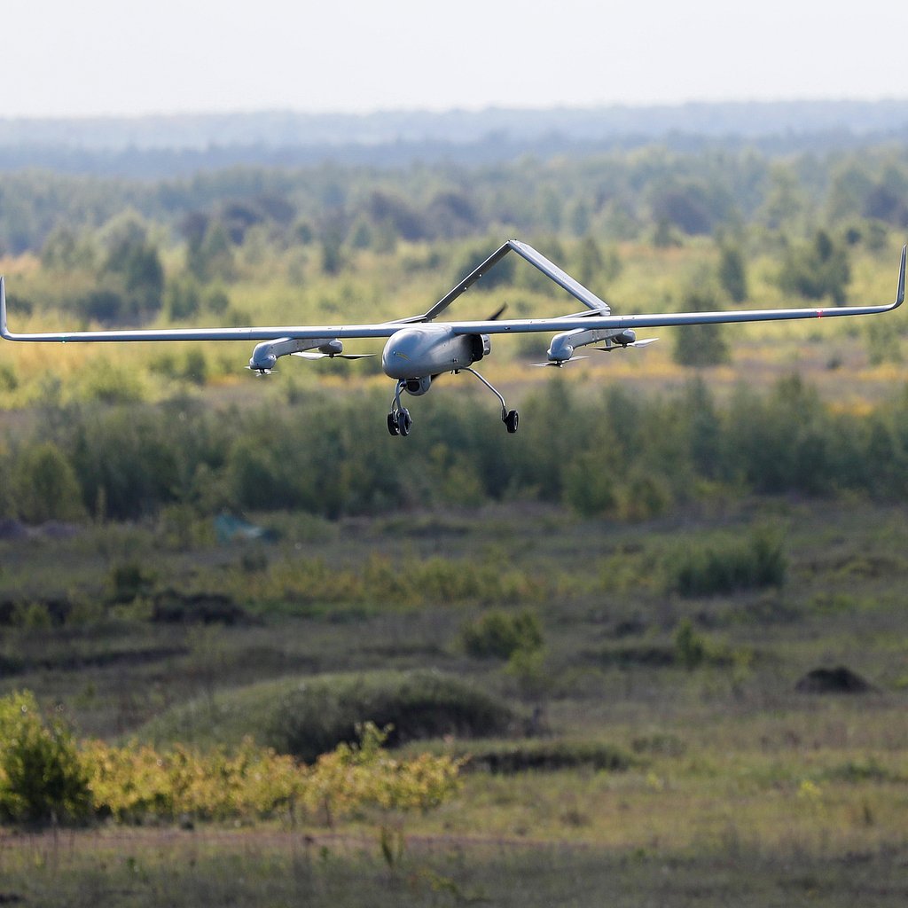 Самолет беспилотник фото. Атака бпла. Атака беспилотников в крыму. Бпла с двумя хвостами. Орел атака бпла.