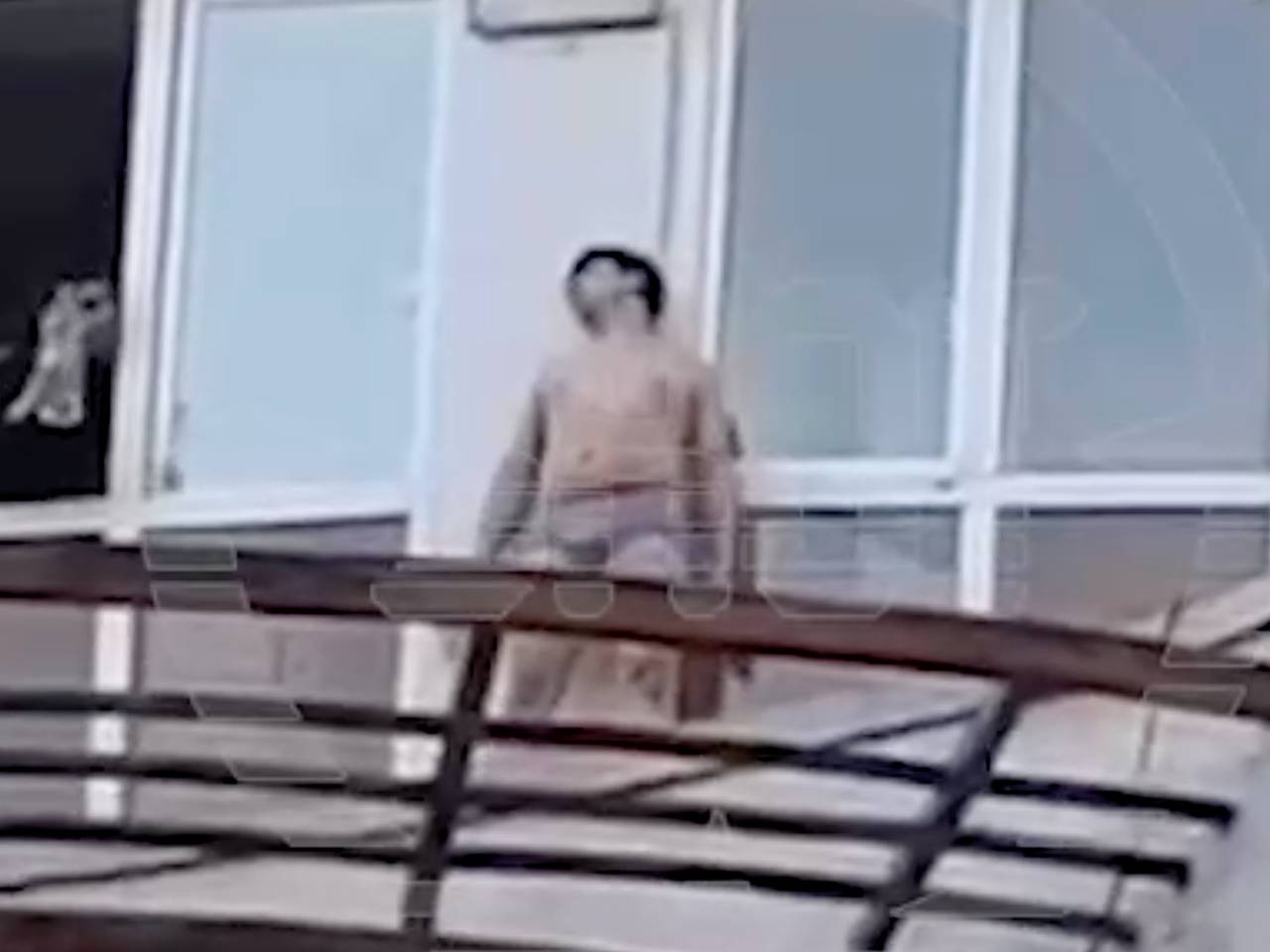 мужик выходит на балкон голым фото 26