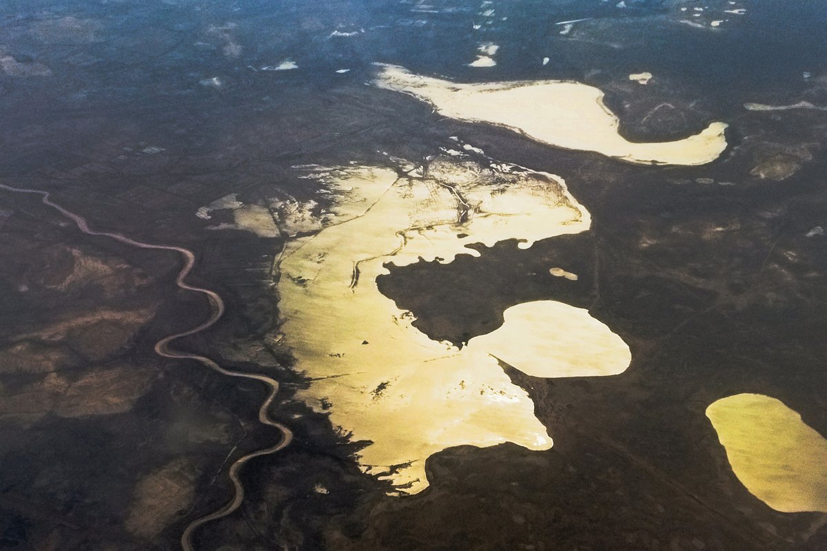Вид с воздуха на озера, оставшиеся от Аральского моря, на границе Казахстана и Узбекистана, 12-15 апреля 2023 года