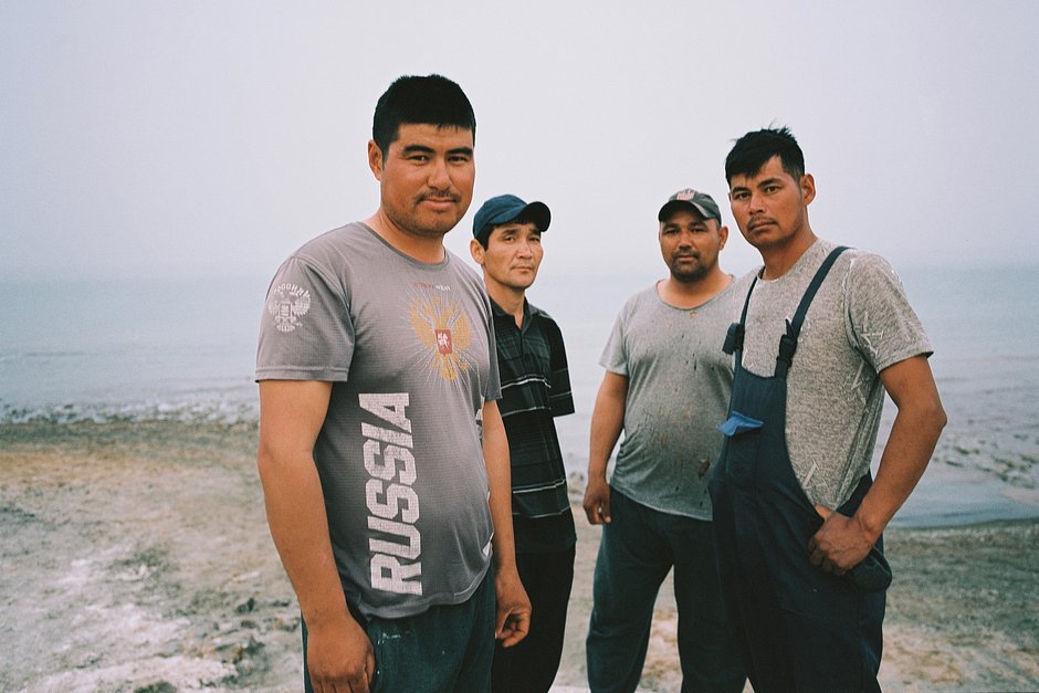 Рабочие на берегу Аральского моря, Узбекистан, 12-15 апреля 2023 года