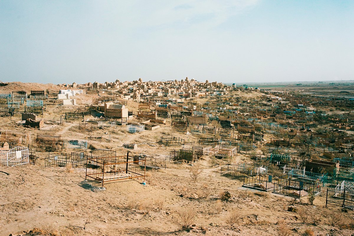 Миздакхан, старое каракалпакское кладбище в городе Ходжейли, Узбекистан, 12-15 апреля 2023 года
