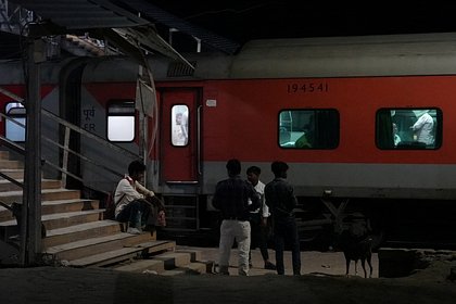 Десятки людей погибли в результате столкновения поездов в Индии