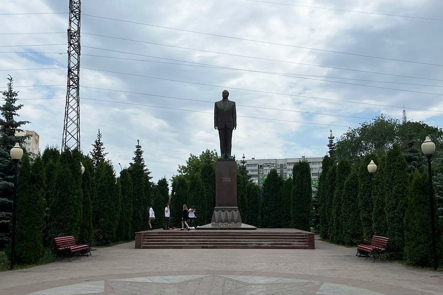 Памятник Гейдару Алиеву на одноименной площади в Ульяновске 