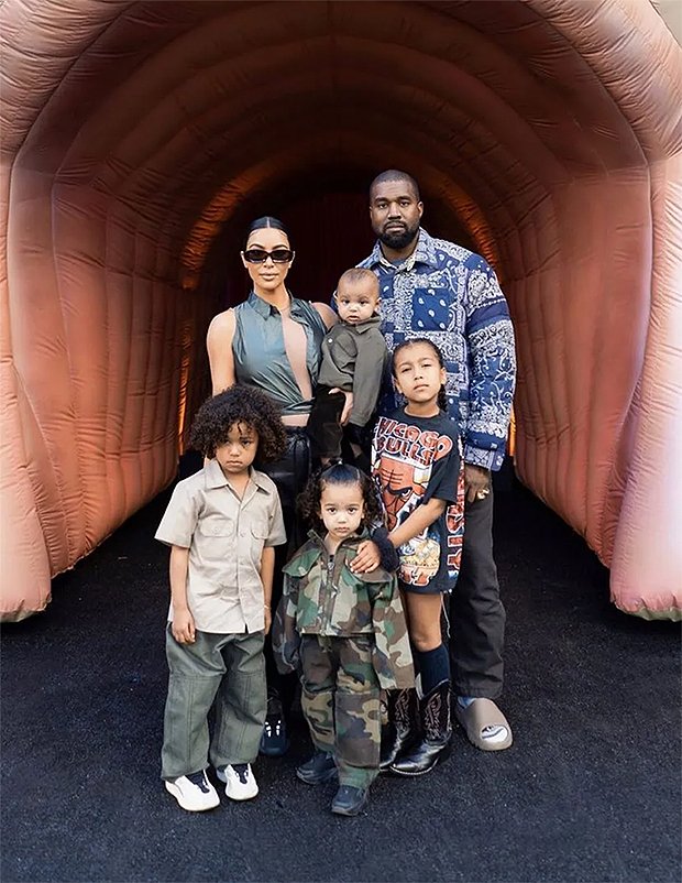 Канье Уэст с Ким Кардашьян и четырьмя детьми. Фото: @kimkardashian
