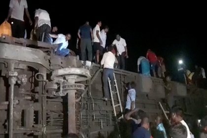 Число погибших при столкновении поездов в Индии превысило 200