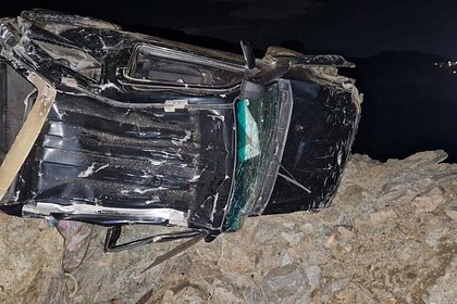 Автомобиль с людьми съехал с российской трассы и упал с 30-метровой высоты
