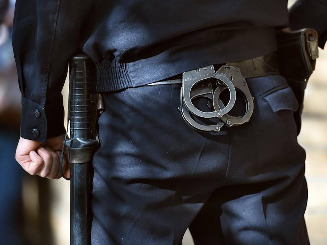 Ношение дубинки. Наручники и дубинка. Спецсредства полиции. Полицейская дубинка и наручники. Спецсредства в полиции наручники.