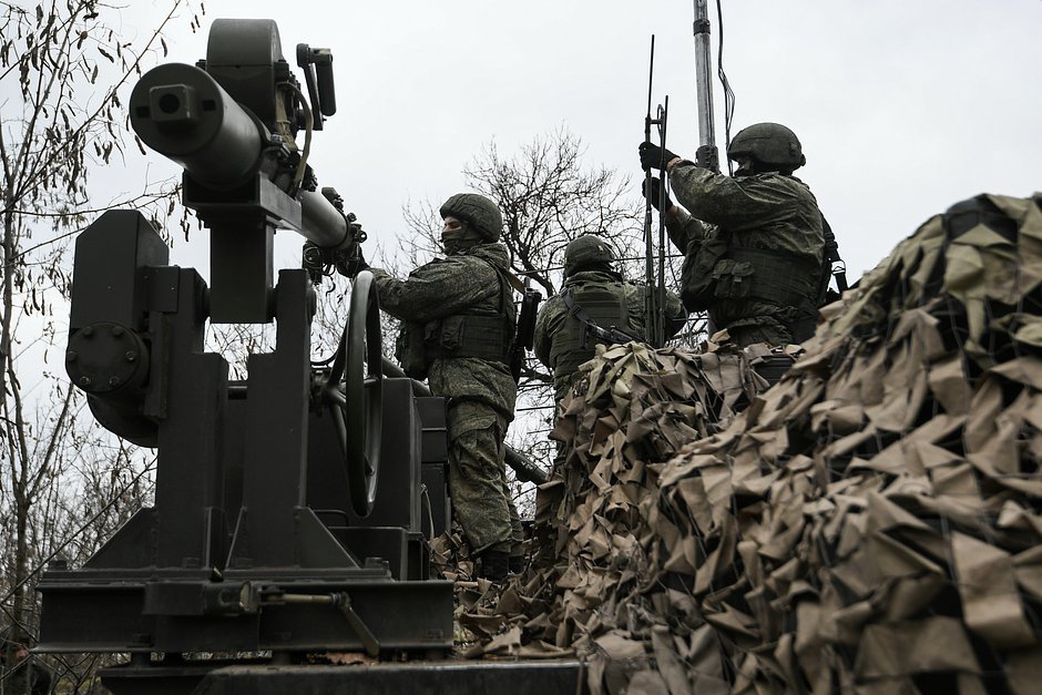 Военнослужащие подразделений радиоэлектронной борьбы Южного военного округа готовят к работе автоматизированную станцию помех из состава комплекса РЭБ «Борисоглебск-2», Запорожская область, 11 ноября 2022 года