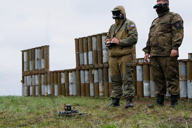 Военнослужащие во время обучения по управлению FPV-дронами, 1 мая 2023 года. Фото: пресс-служба Минобороны РФ / ТАСС