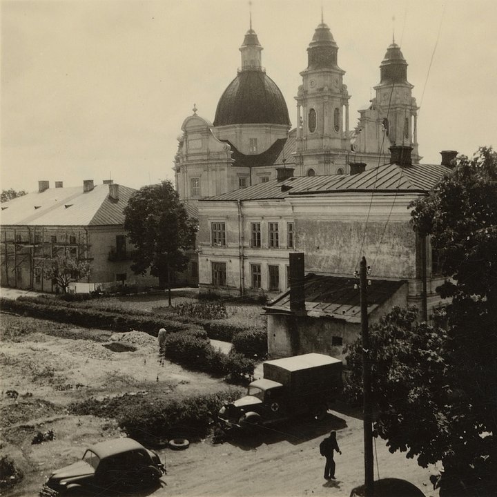 Кафедральный собор Рождества Пресвятой Богородицы. Слева от собора видна свежевырытая яма для захоронения. Хелм, Польша. Сентябрь 1940 — июнь 1941 года