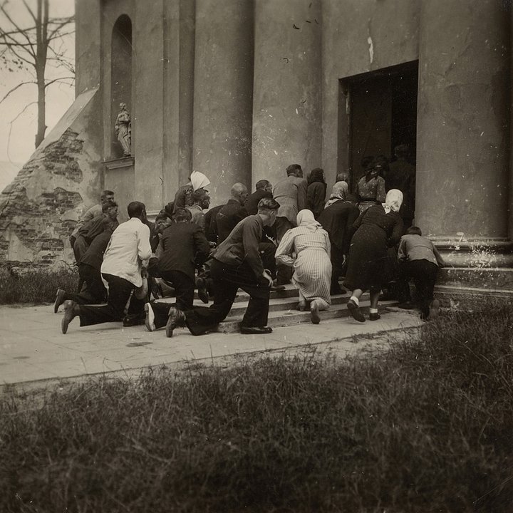 Местные жители у входа в собор. Хелм, Польша. Сентябрь 1940 — июнь 1941 года