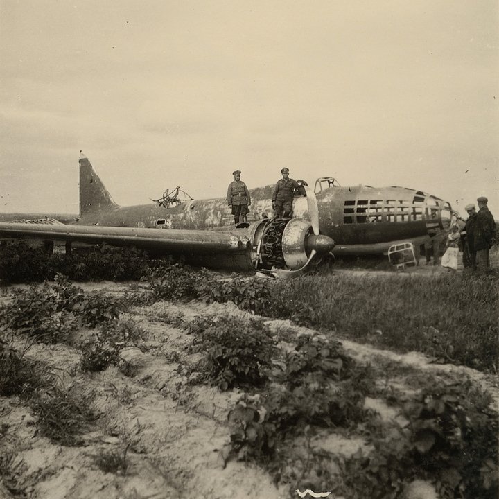 Советский дальний бомбардировщик Ил-4, частично поврежденный в воздухе, совершил аварийную посадку в поле. По дороге из Хелма (Польша) в Коростень (Украина). Лето 1941 года