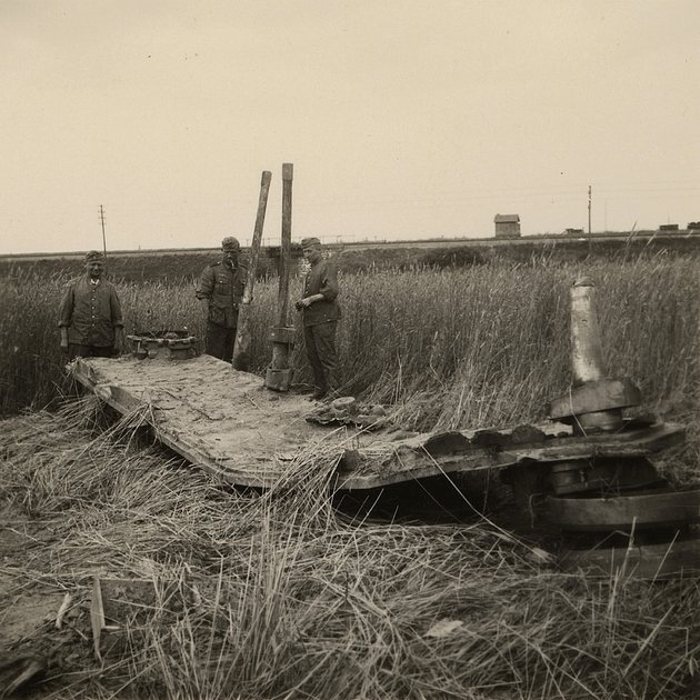 Остатки советского тяжелого танка КВ-1 или КВ-2. По дороге из Хелма (Польша) в Коростень (Украина). Лето 1941 года