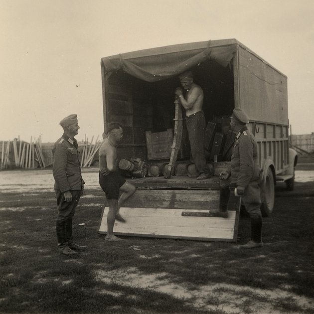 Немецкие военные достают из кузова грузовика рессору на базе немецкой 56-й пехотной дивизии. СССР, Украина. Лето 1941 года